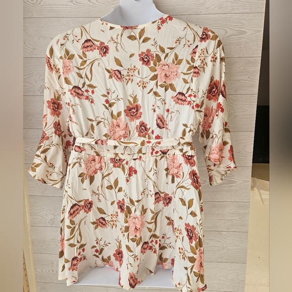 Torrid- Women's Blouse Plus Size 1X Wrap Floral Babydoll NWT - Picture 5 of 8